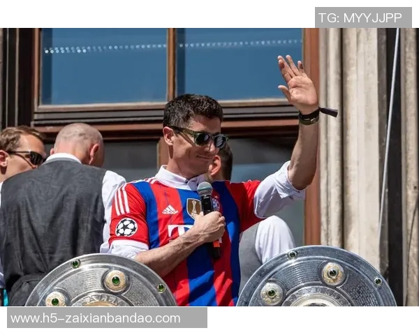 莱万重返安联球场引发拜仁球迷愤怒反响称其忘恩负义